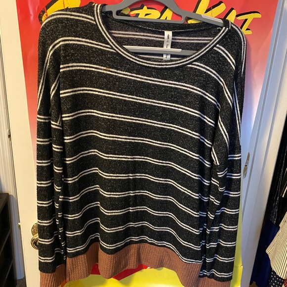 Black and white vanilla bay sweater - Picture 2 of 2